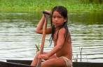 Menina se diverte em canoa durante nossa visita à comunidade localizada na Reserva de Mamirauá, perto de Tefé, no Amazonas